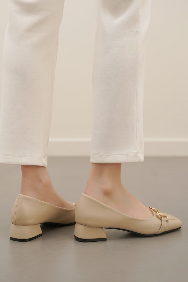 BEIGE BUCKLED BLOCK HEEL