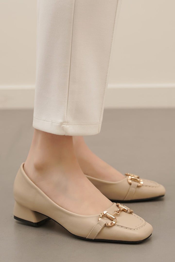 BEIGE BUCKLED BLOCK HEEL