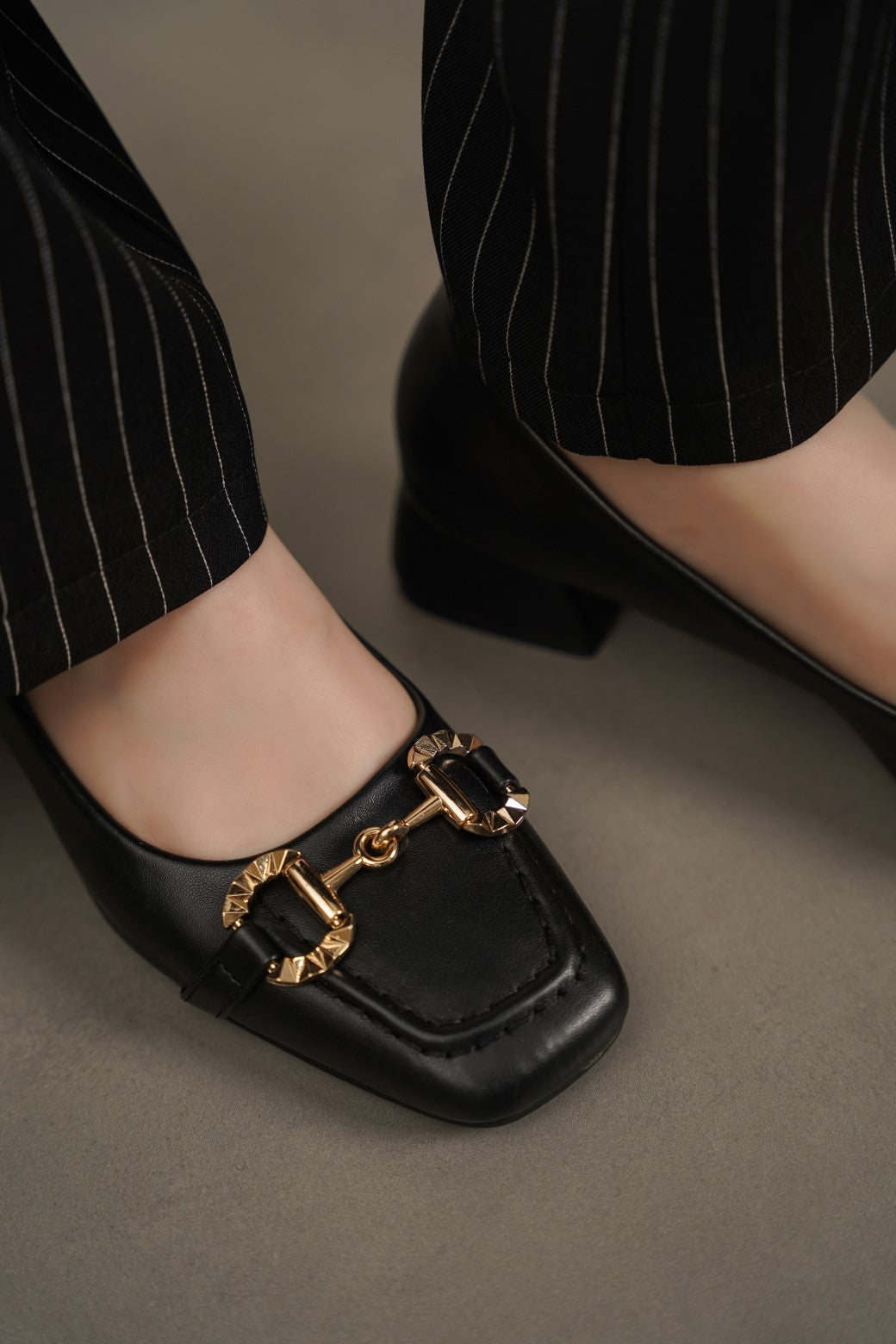 BLACK BUCKLED BLOCK HEEL