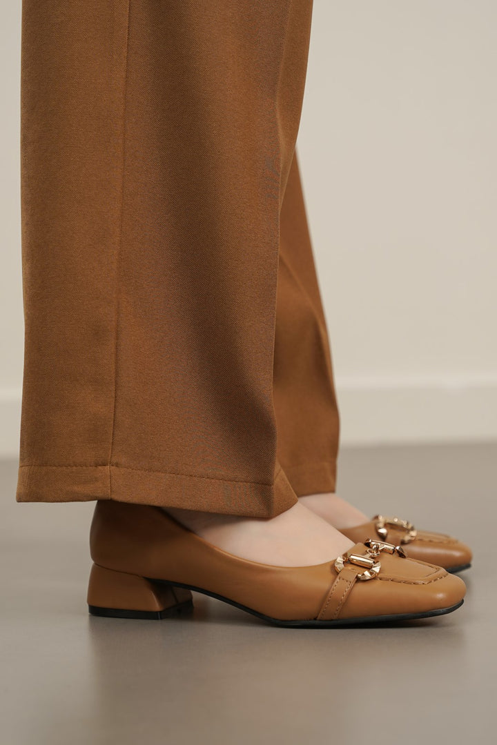 CAMEL BUCKLED BLOCK HEEL