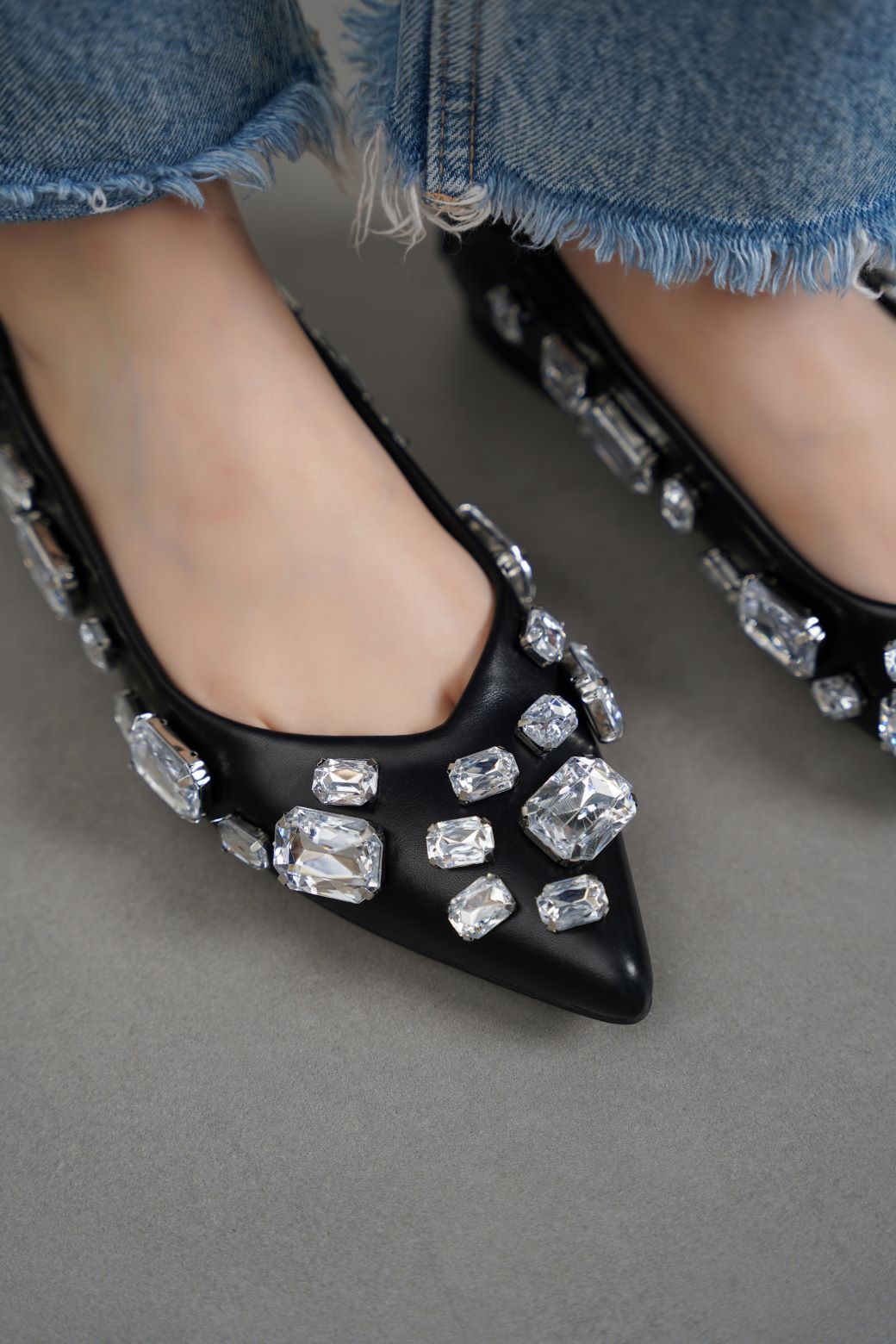 BLACK OVERSIZED STUD PUMPS