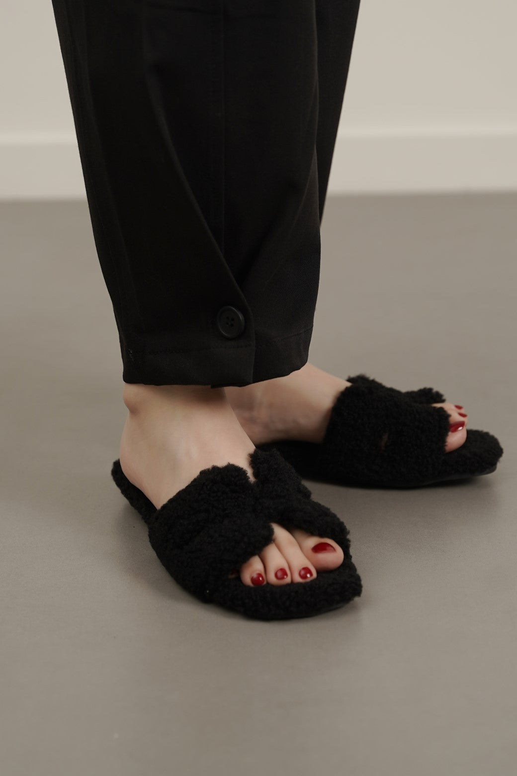 BLACK TEDDY FUR SLIDES