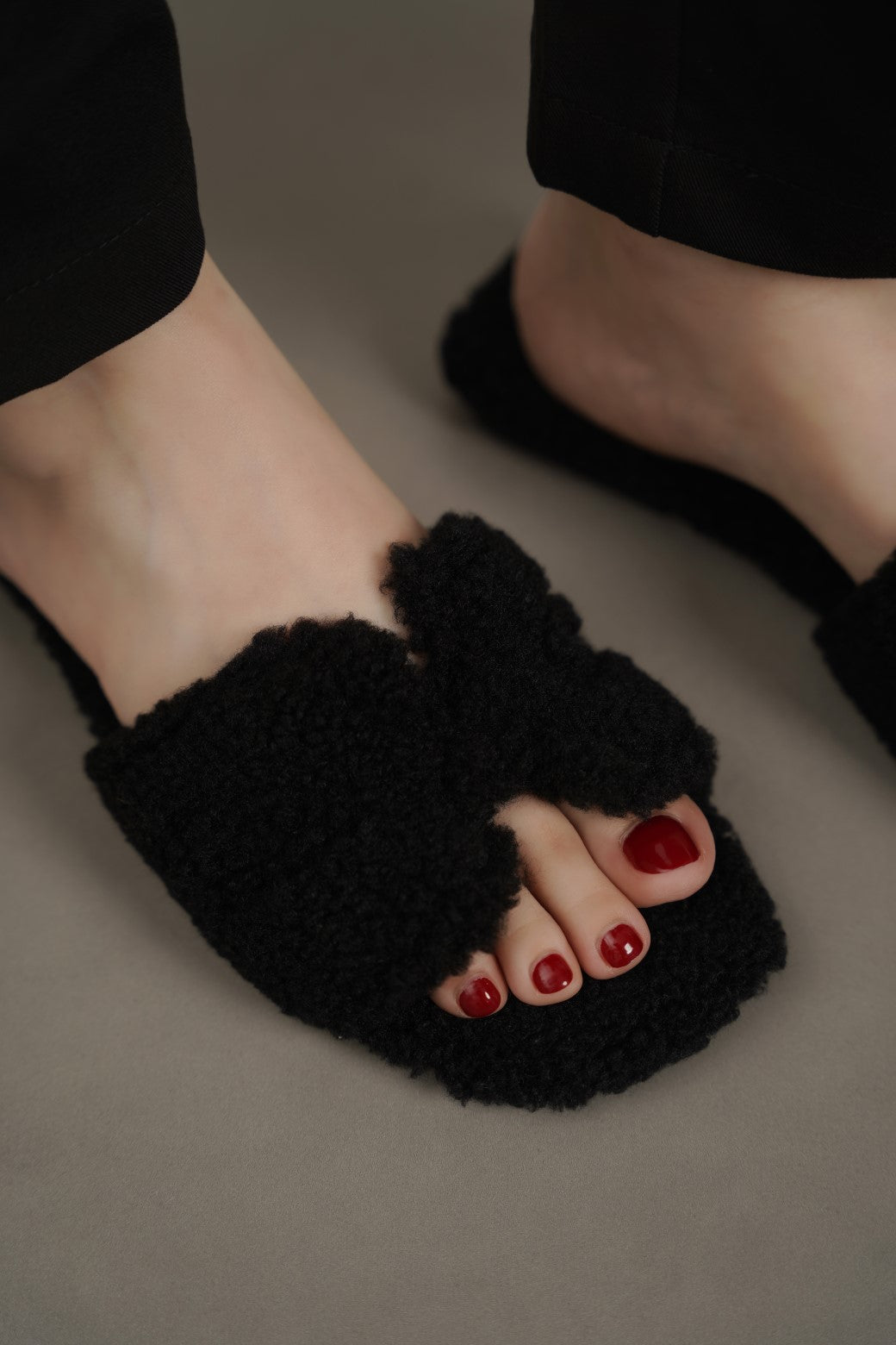 BLACK TEDDY FUR SLIDES