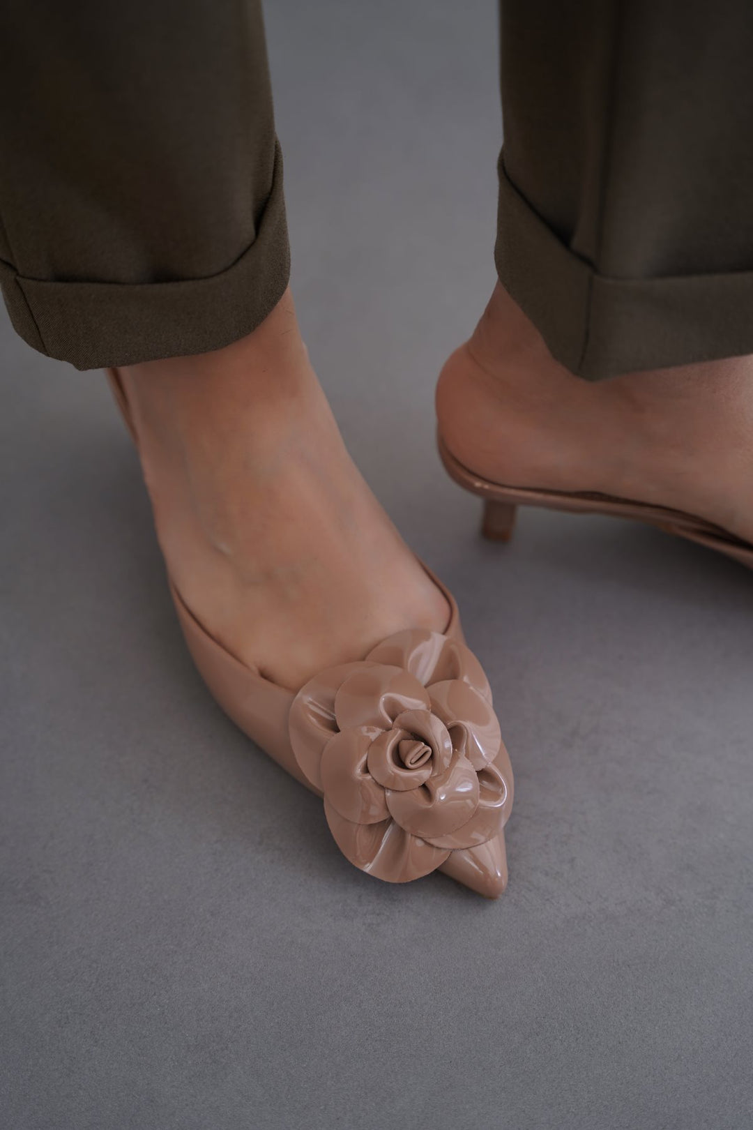 TAUPE FLOWER MINI HEELS