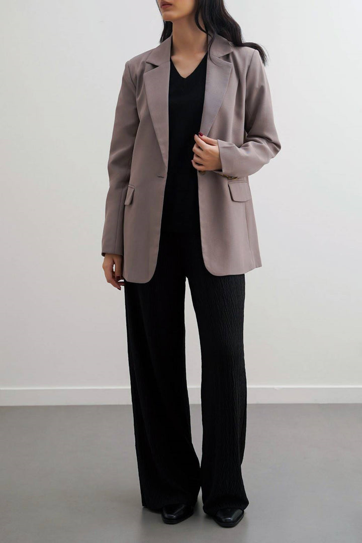 BASIC SINGLE-BUTTON BLAZER