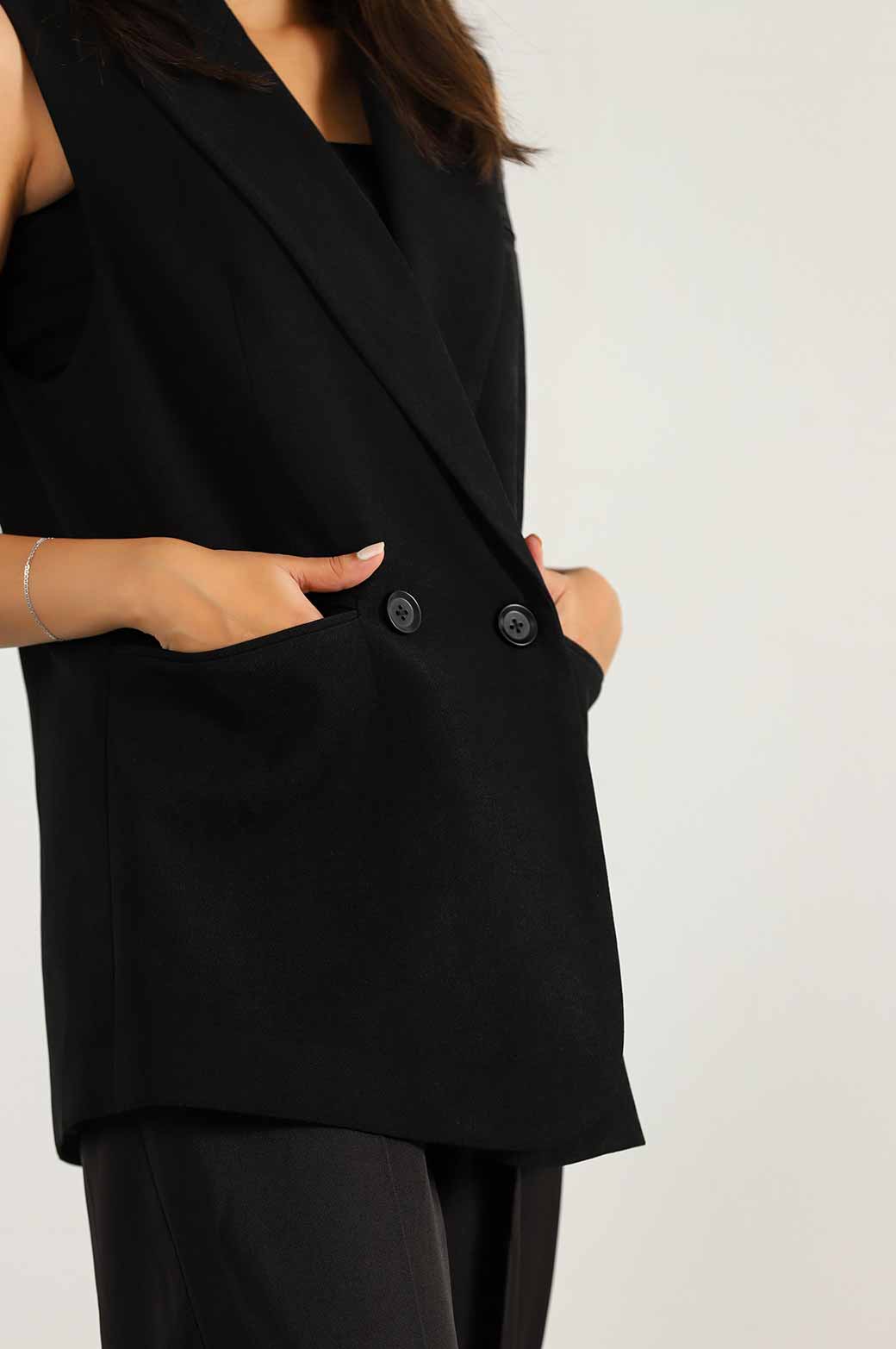 BLACK SLEEVELESS BLAZER