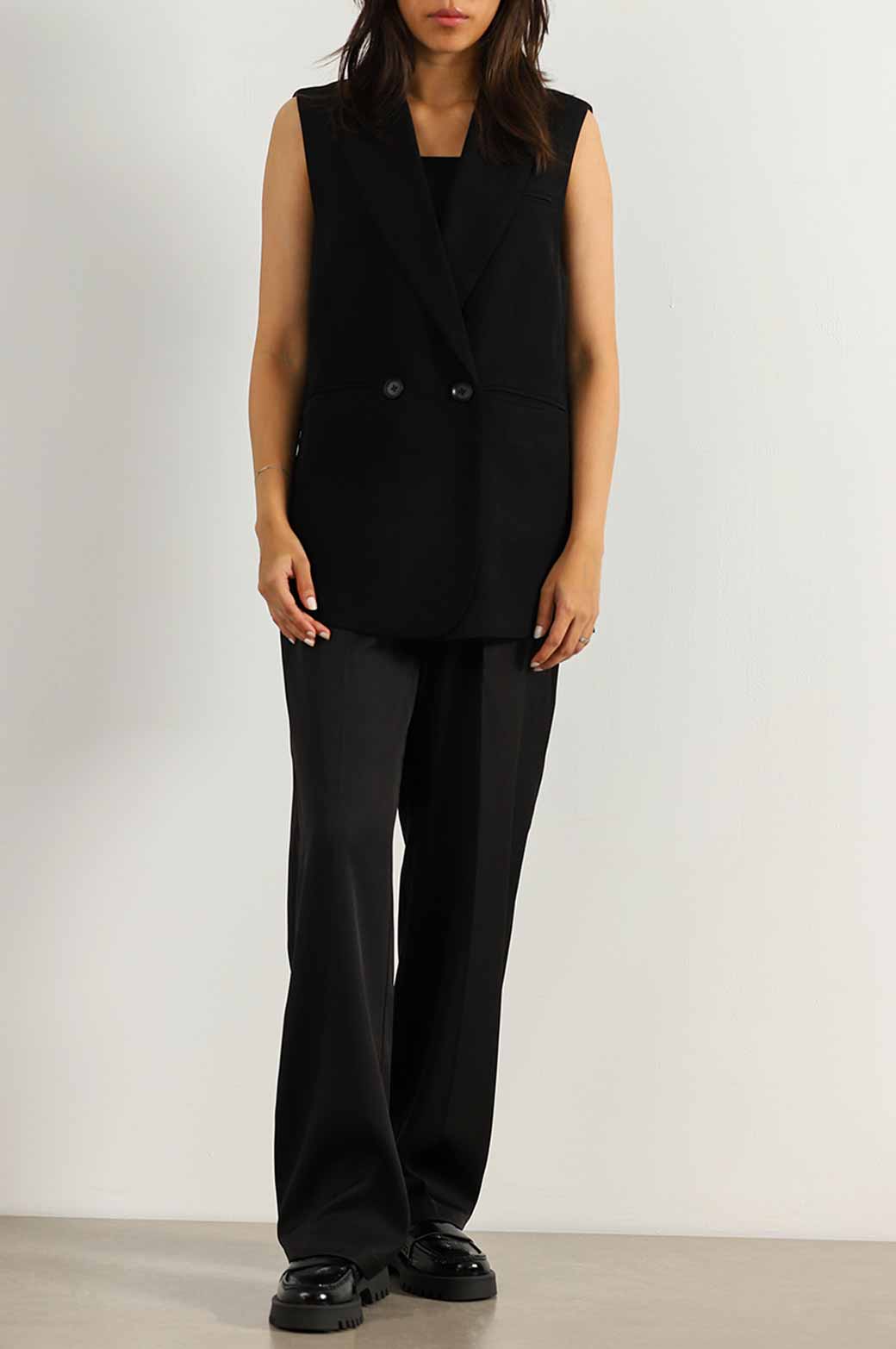BLACK SLEEVELESS BLAZER