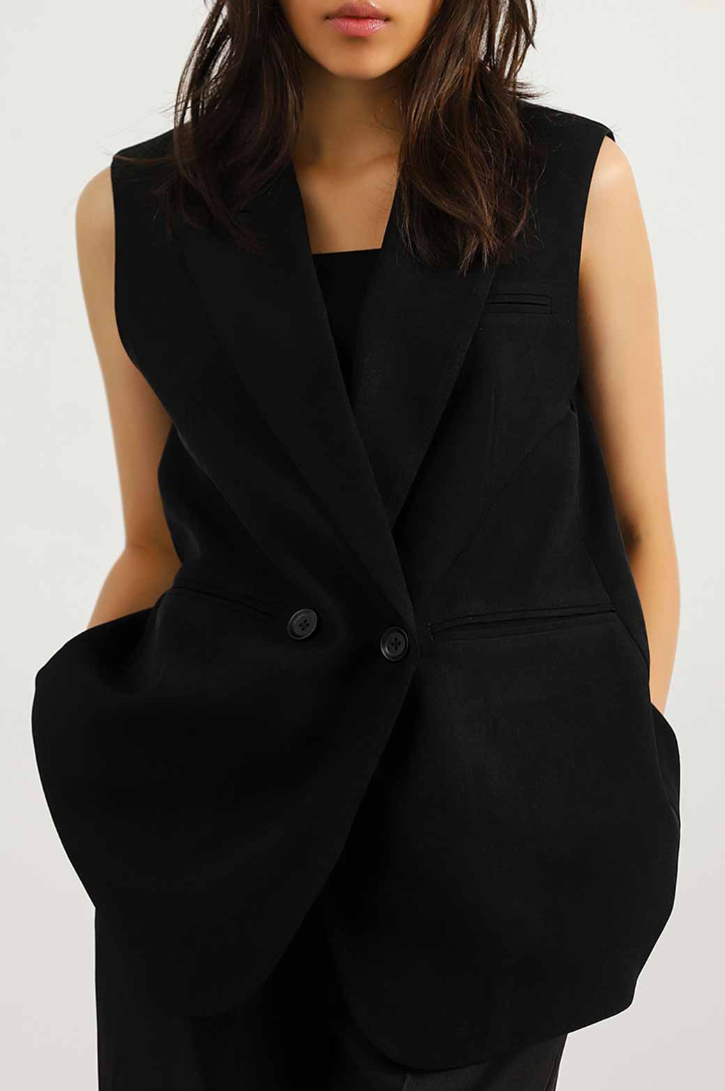 BLACK SLEEVELESS BLAZER