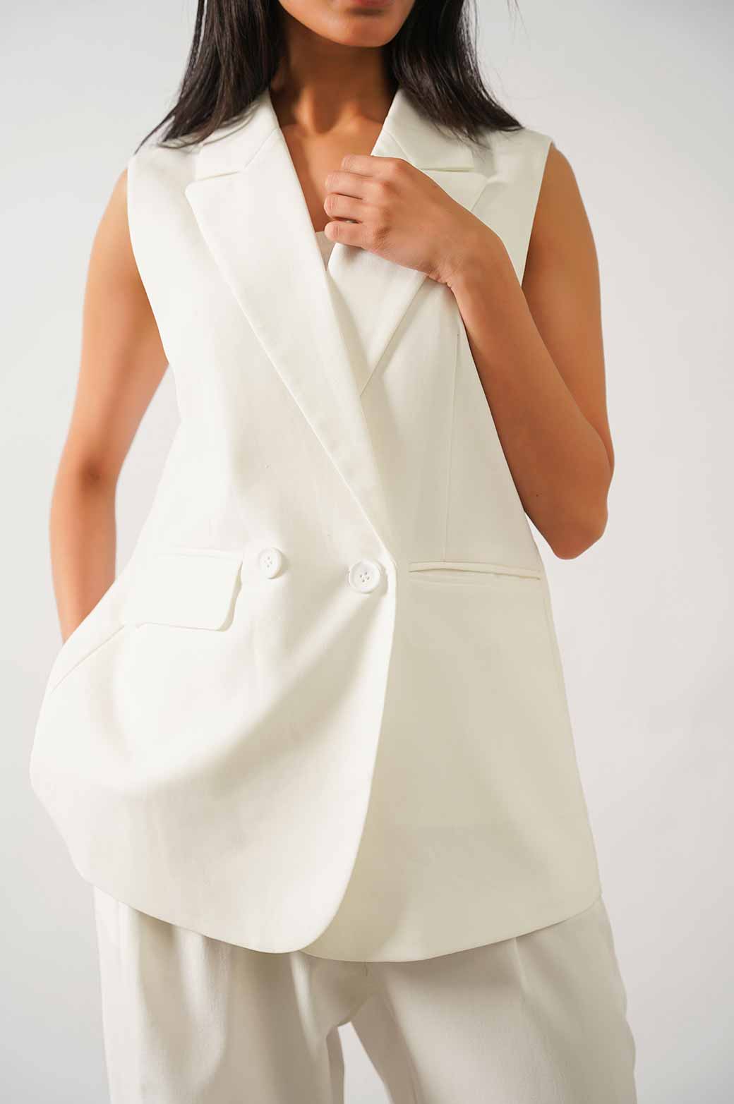 WHITE SLEEVELESS BLAZER