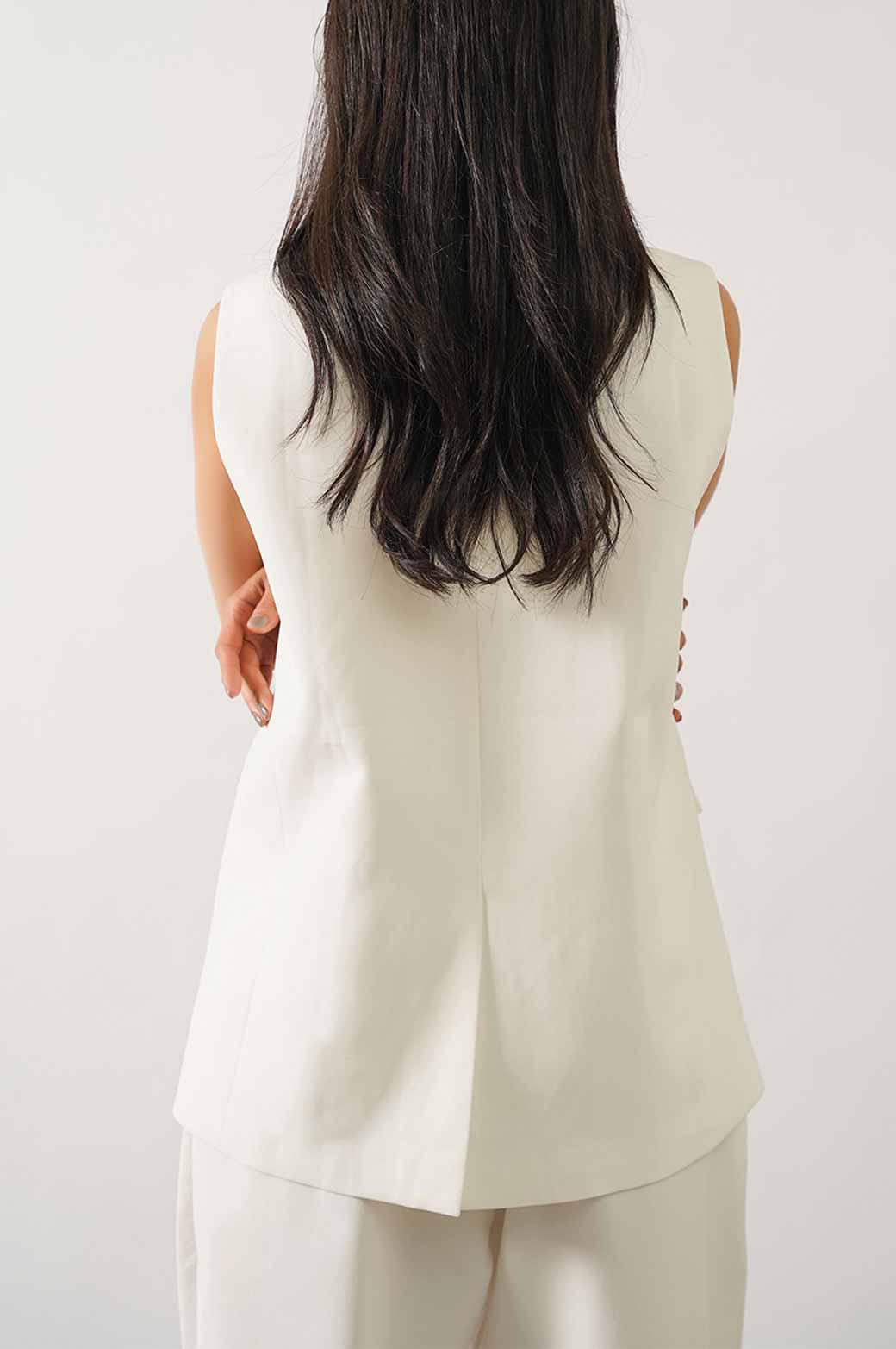 WHITE SLEEVELESS BLAZER