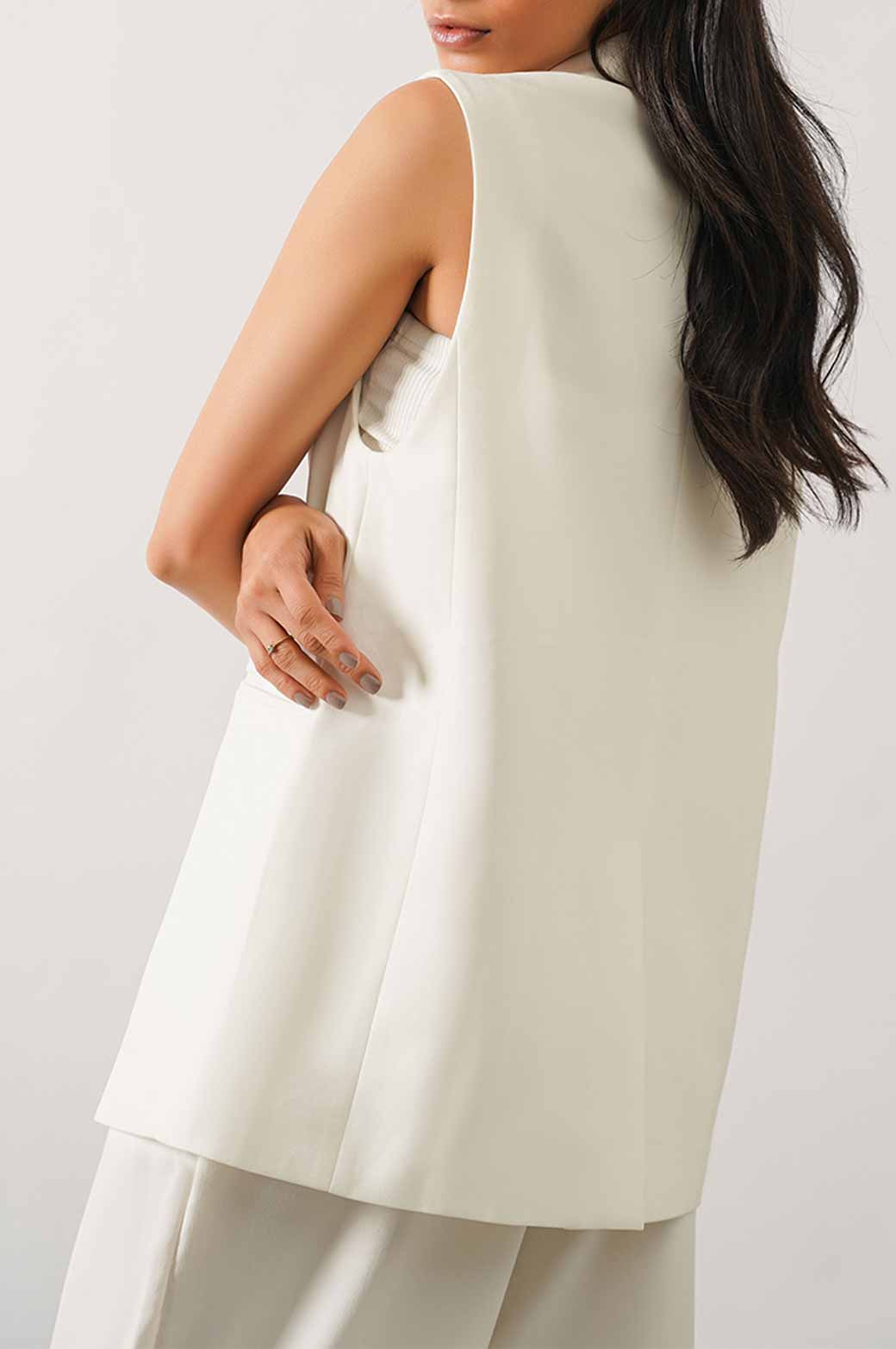 WHITE SLEEVELESS BLAZER