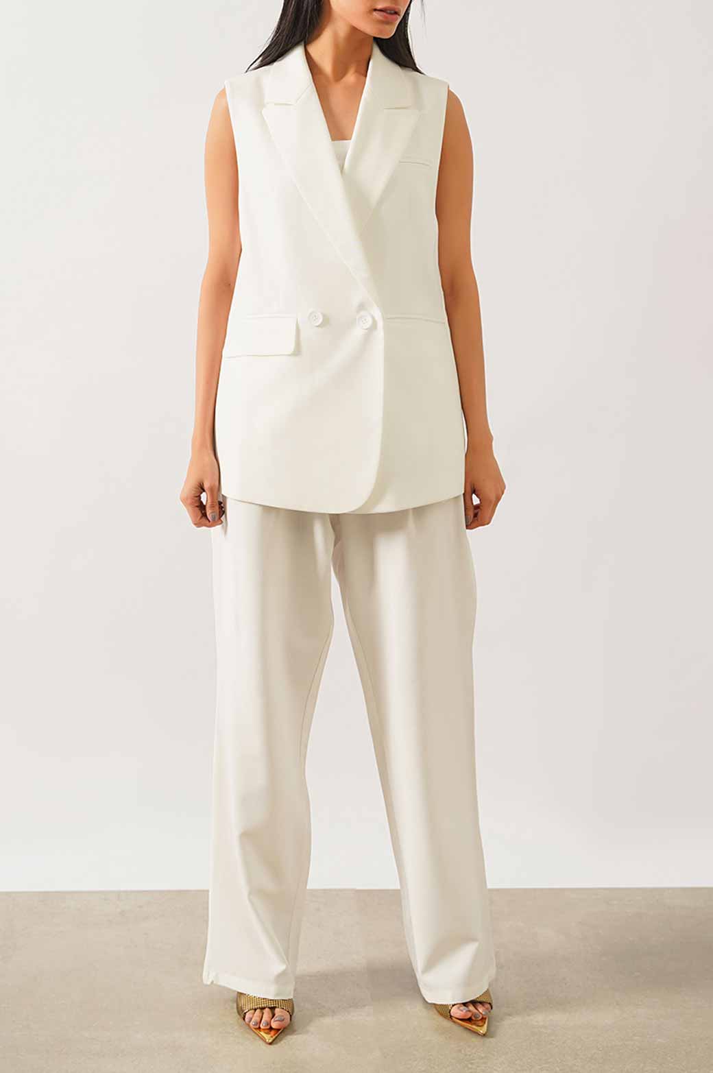WHITE SLEEVELESS BLAZER