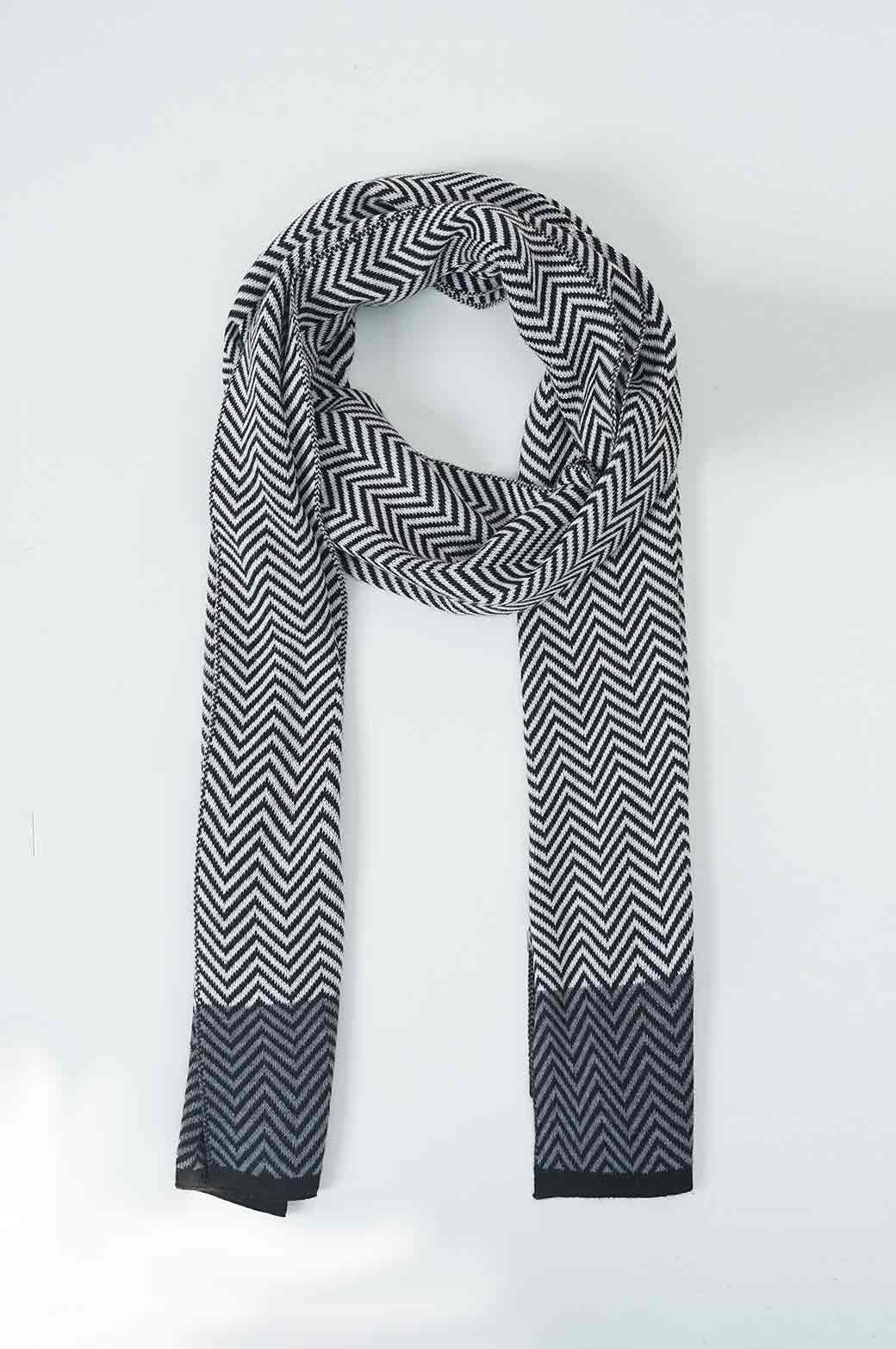 WHITE CHEVRON PRINT SCARF