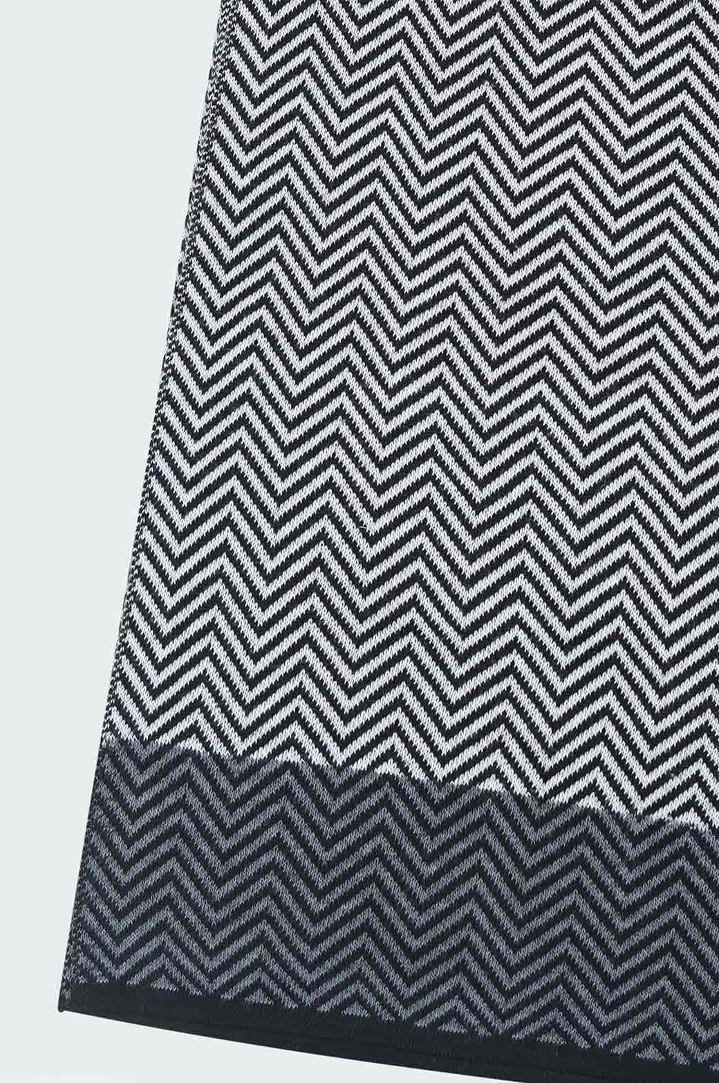WHITE CHEVRON PRINT SCARF