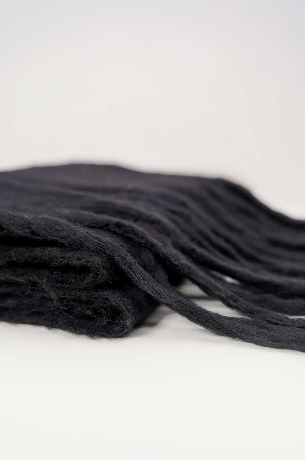 BLACK PLUSH WOOLY SCARF