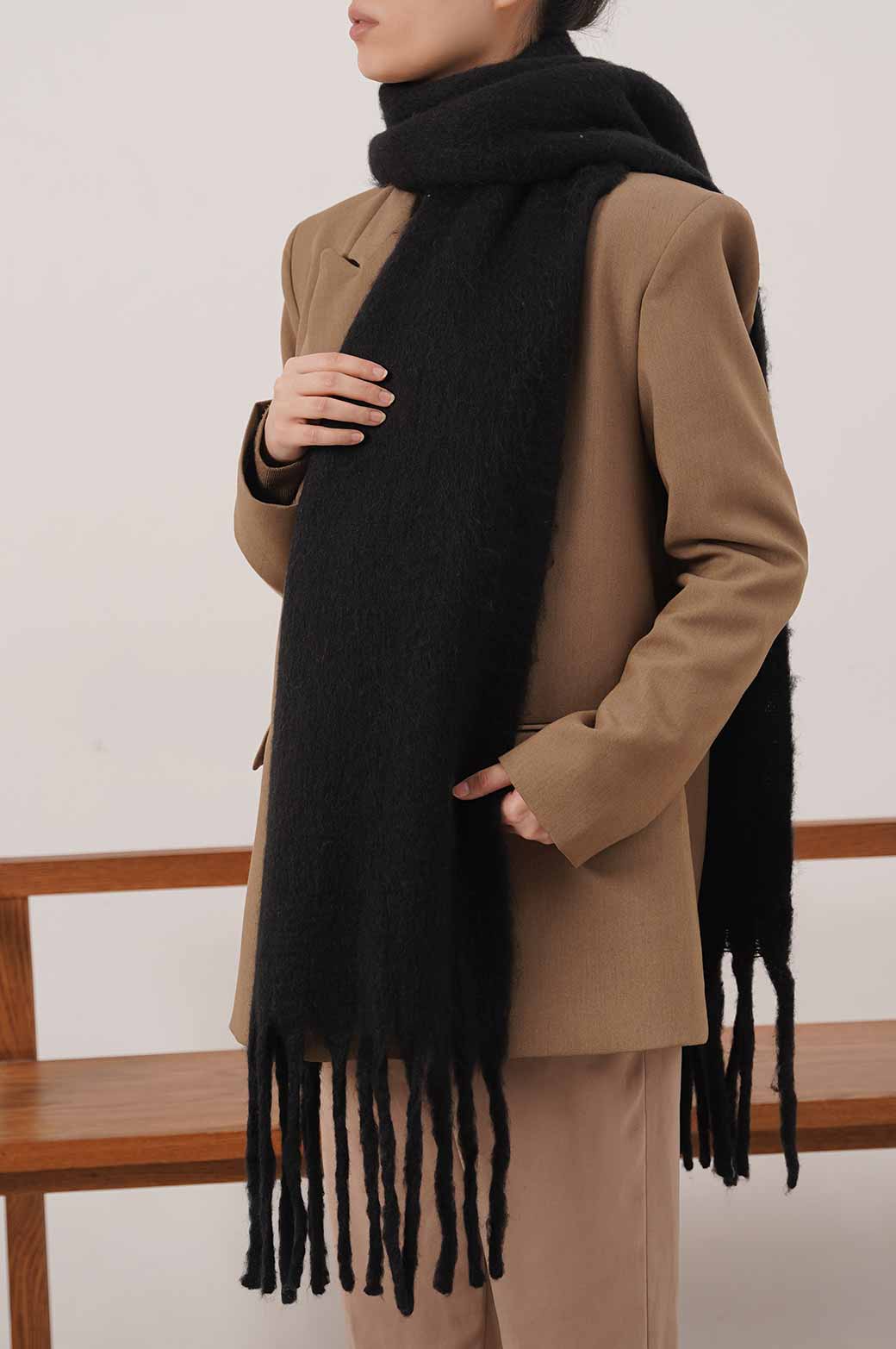 BLACK PLUSH WOOLY SCARF