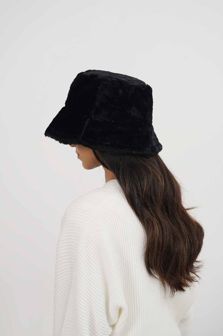 BLACK FUR BUCKET HAT