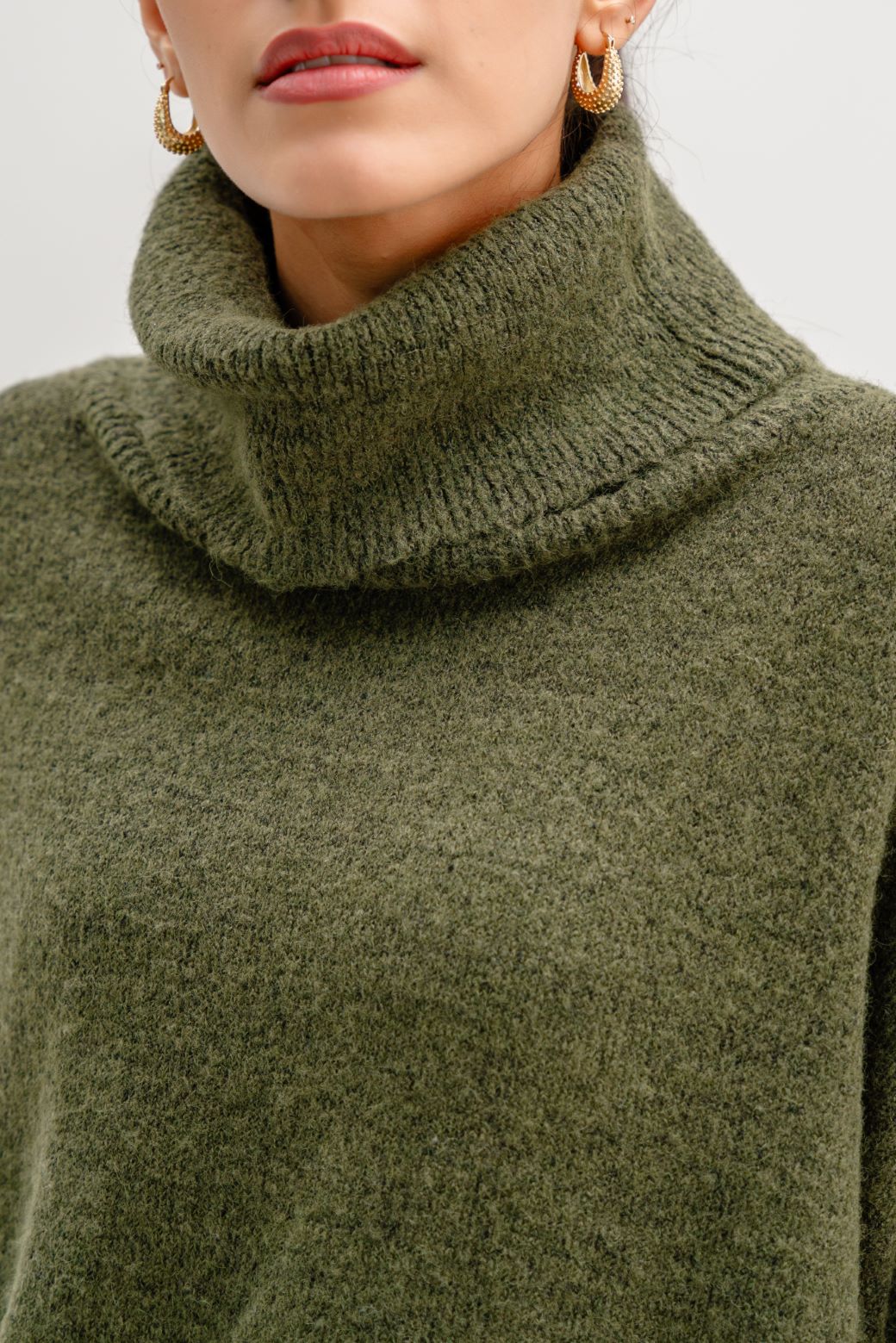 GREEN MANHATTAN HIGH NECK SWEATER