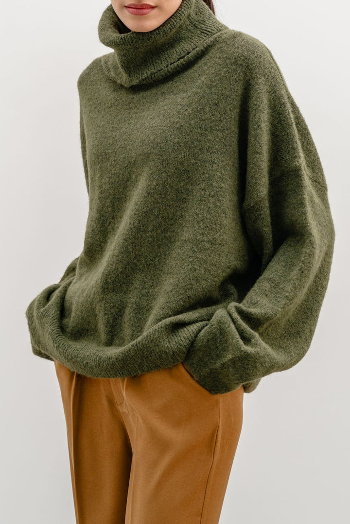 GREEN MANHATTAN HIGH NECK SWEATER