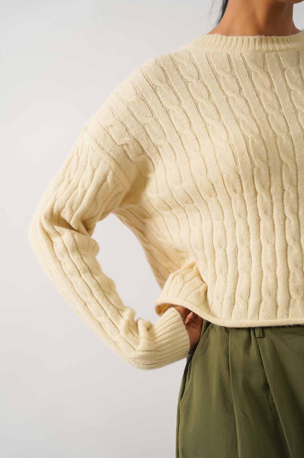 BEIGE CABLE-KNIT CROPPED SWEATER