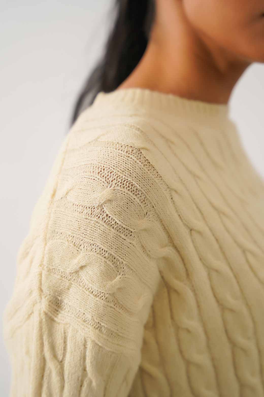 BEIGE CABLE-KNIT CROPPED SWEATER