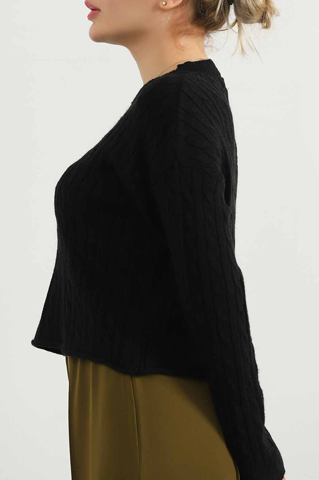 BLACK CABLE-KNIT CROPPED SWEATER