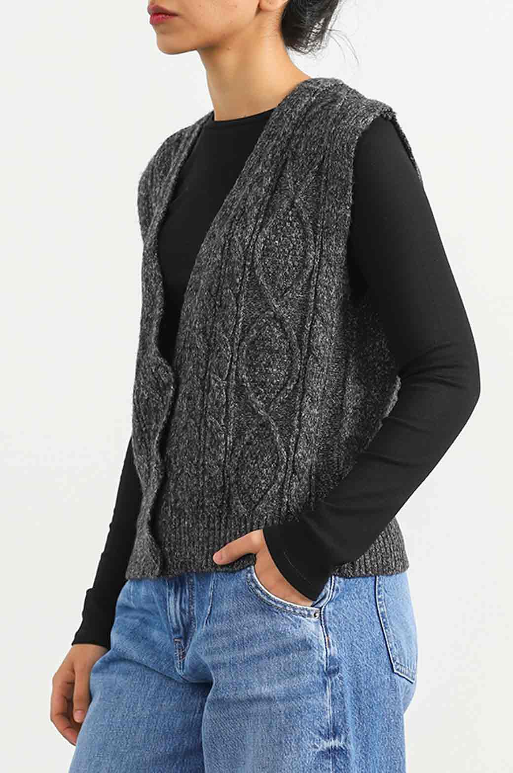 GRAY CABLE-KNIT CARDIGAN VEST