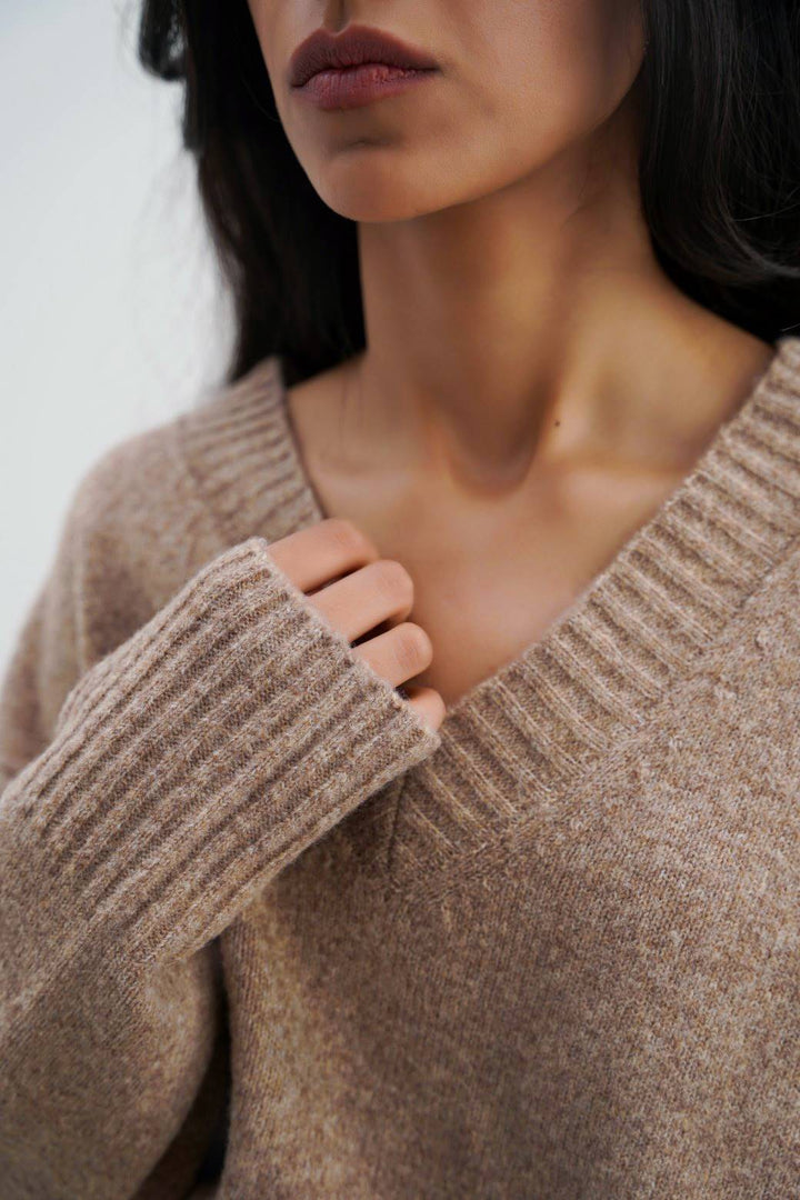 BEIGE CLASSIC V-NECK JUMPER