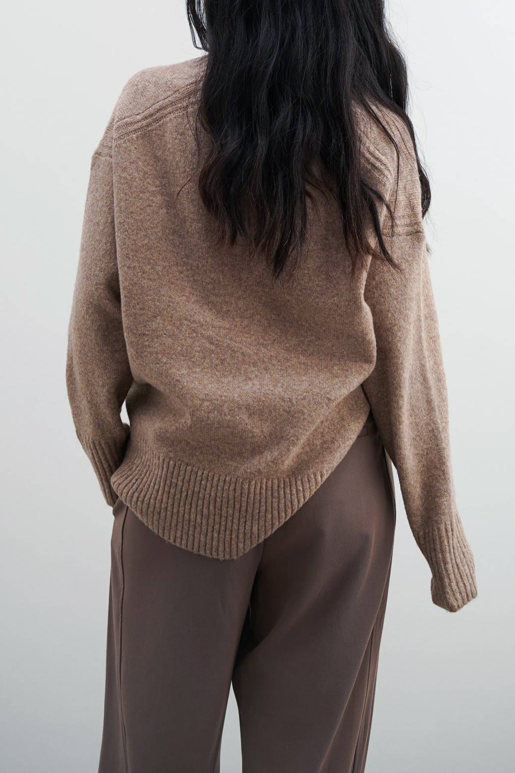 BEIGE CLASSIC V-NECK JUMPER