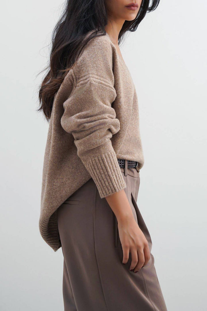 BEIGE CLASSIC V-NECK JUMPER