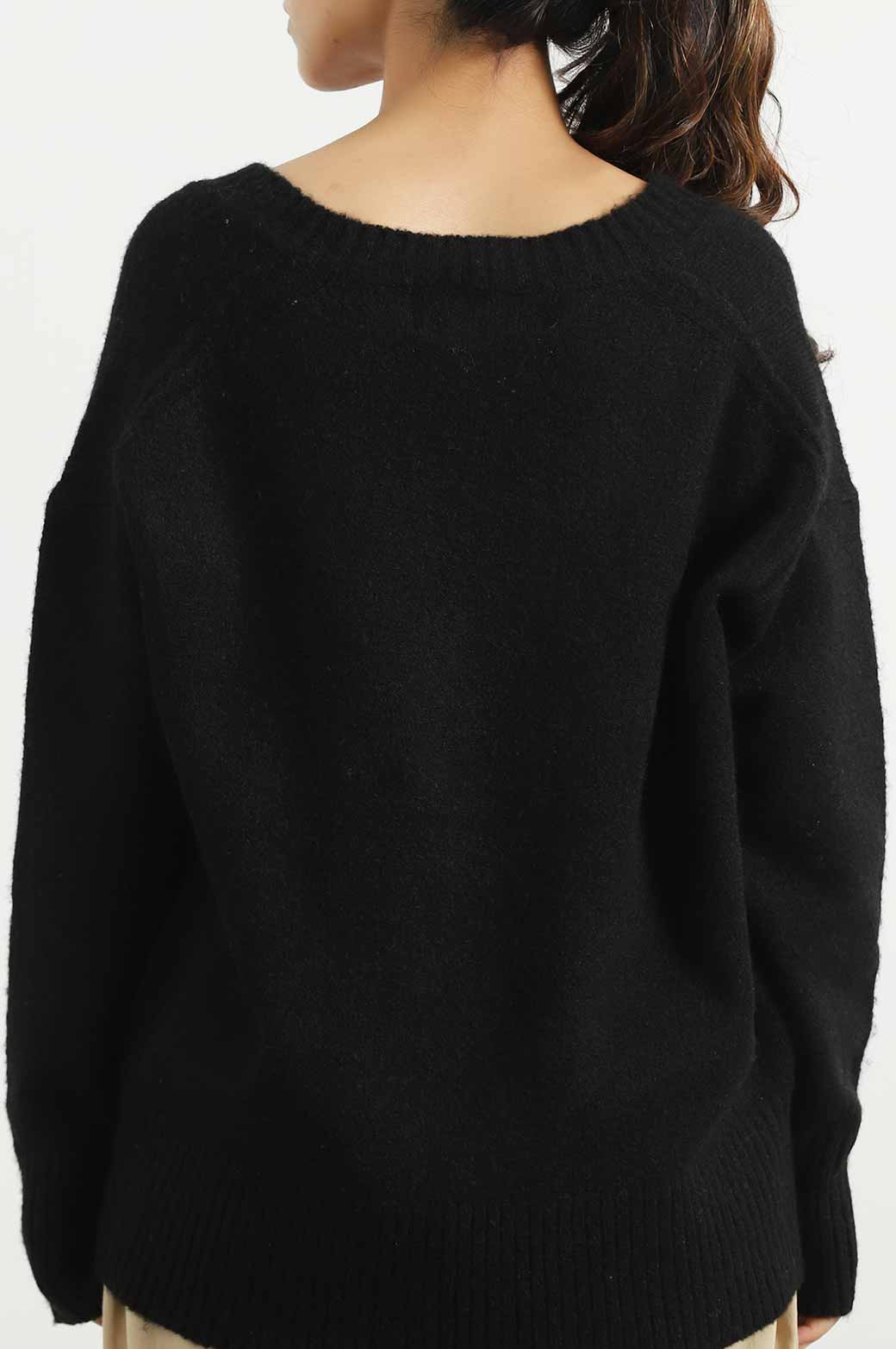 BLACK CLASSIC V-NECK JUMPER