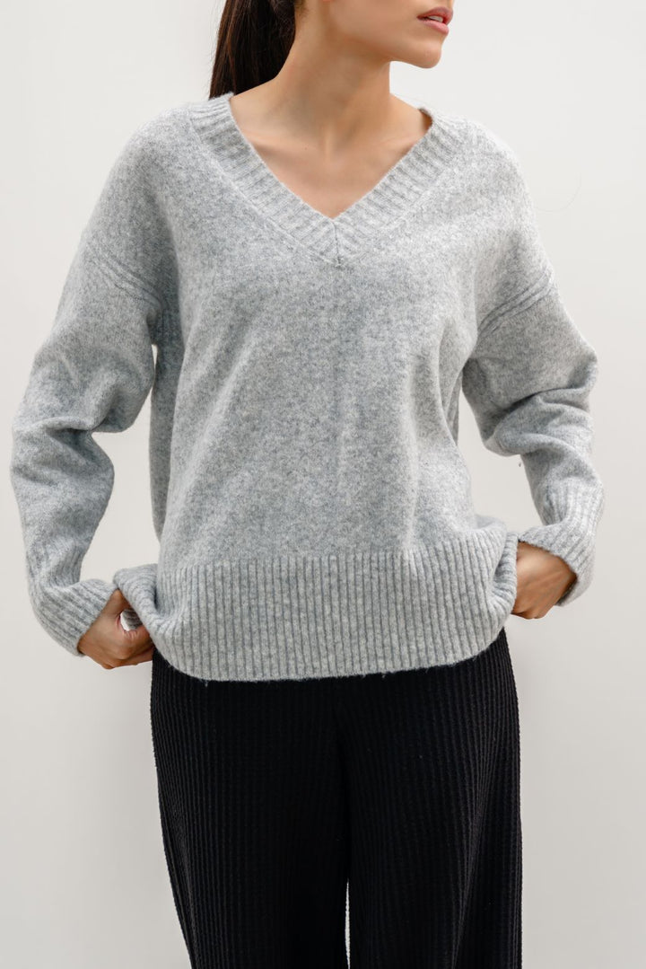 CLASSIC V-NECK JUMPER