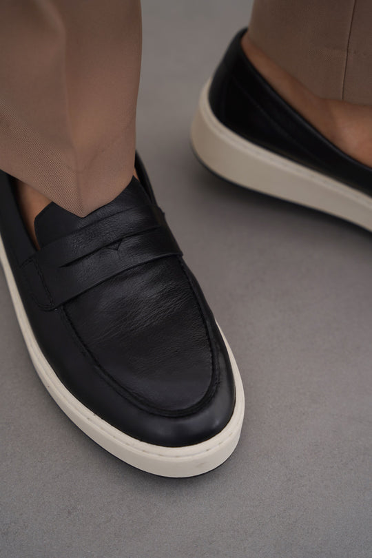 BLACK LEATHER SLIP-ON LOAFER