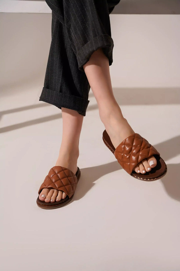 QUILTED LEATHER SLIDES - LEATHER SLIDES