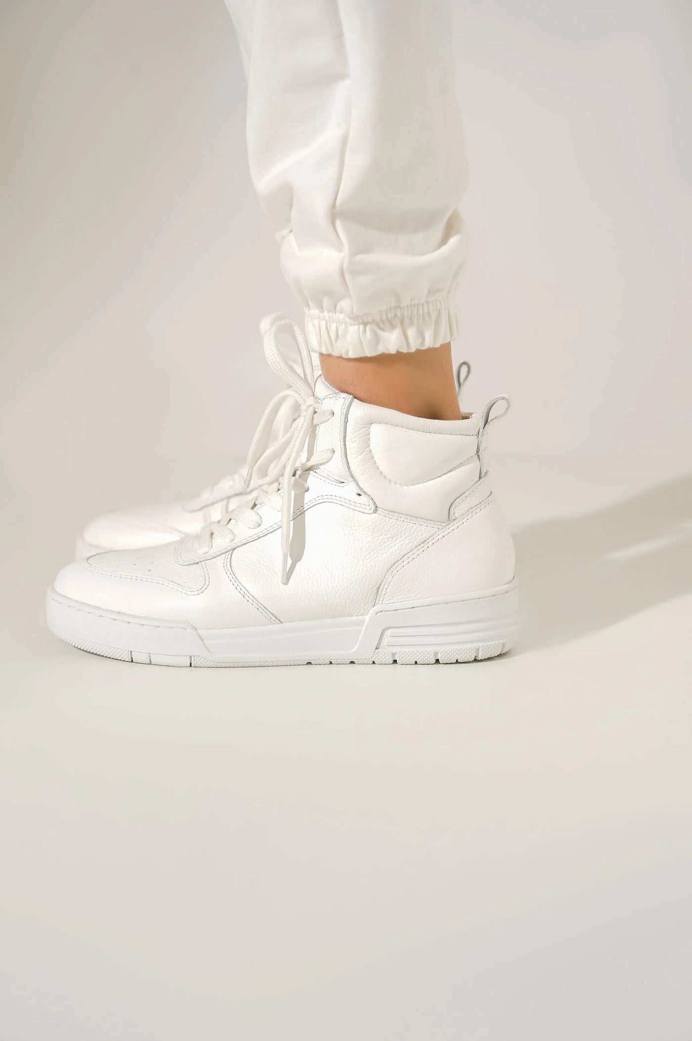 CLASSIC HIGH TOP SNEAKERS - WOMEN LACE-UPS